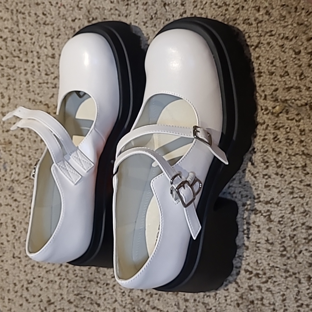 chunky heeled double strap Mary Jane shoes